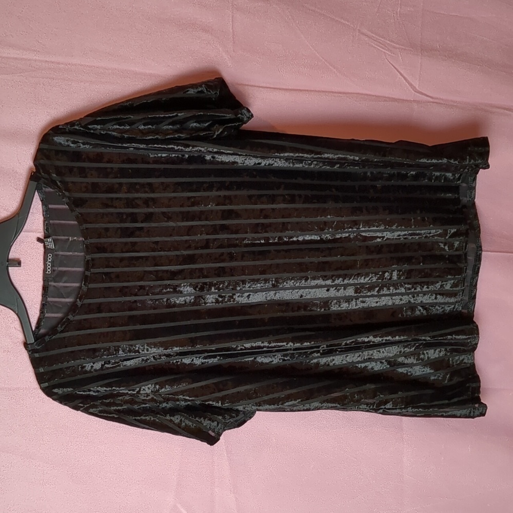 Boohoo Plus Velvet Stripe Short Sleeve Boxy Tee in Black size 18